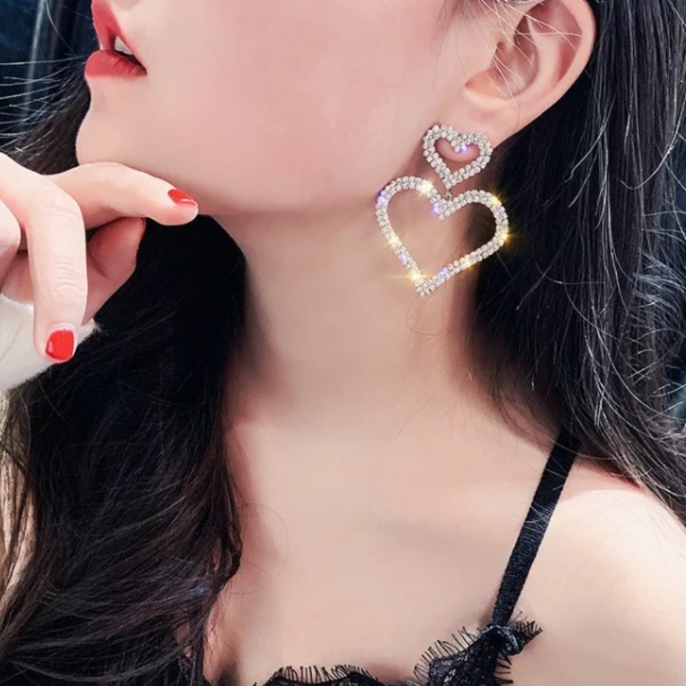 🌟 Gold Plated Rhinestone Heart Earrings - Picture 3 of 4